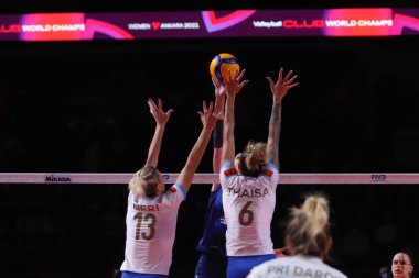 ANKARA, TURKEY - 19 Aralık 2021: Thaisa Menezes ve Neriman Özsoy, Fenerbahçe Opet-Itambe Minas karşılaşmasında FiVB Voleybol Kadınlar Kulübü Dünya Kulüpler Şampiyonası 'nın üçüncüsü