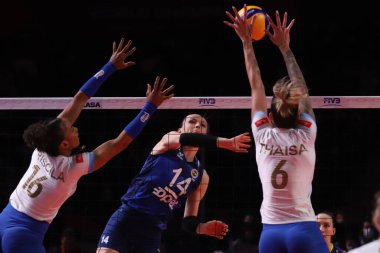ANKARA, TURKEY - 19 Aralık 2021: Thaisa Menezes ve Priscila Souza Fenerbahçe Opet-Itambe Minas maçı sırasında FiVB Voleybol Kadınlar Kulübü Dünya Şampiyonası 'nda üçüncü sırada