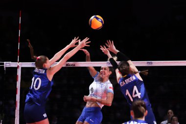 ANKARA, TURKEY - 19 Aralık 2021: Arina Fedorovtseva ve Eda Erdem Dundar, Fenerbahçe Opet 'e karşı Itambe Minas' ın FIVB Voleybol Kadınlar Kulübü Dünya Kulüpler Şampiyonası 'nda oynanan üçüncü sırada