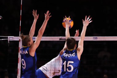 ANKARA, TURKEY - 19 Aralık 2021: Meliha İsmail oğlu ve Mina Popoviç, Fenerbahçe Opet 'e karşı Itambe Minas' ın FIVB Voleybol Kadınlar Kulübü Dünya Kulüpler Şampiyonası 'nda oynanan üçüncü sırada