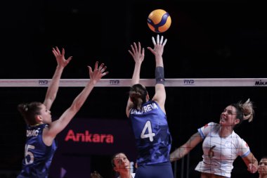 ANKARA, TURKEY - 19 Aralık 2021: Mina Popoviç ve Anna Lazareva, Fenerbahçe Opet ve Itambe Minas 'a karşı FiVB Voleybol Dünya Kadınlar Kulüpler Şampiyonası' nda oynanan 3.
