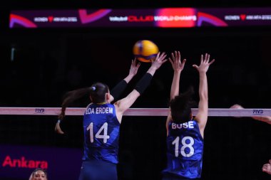 ANKARA, TURKEY - 19 Aralık 2021: Eda Erdem Dundar ve Buse Unal, Fenerbahçe Opet 'e karşı Itambe Minas' ın FIVB Voleybol Kadınlar Kulübü Dünya Kulüpler Şampiyonası 'nda oynanan üçüncü sırada