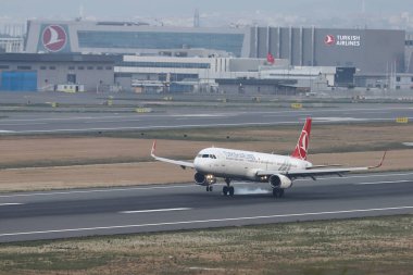 ISTANBUL, TURKEY - 15 Eylül 2021: Türk Havayolları Airbus 321-231 (CN 5633) İstanbul Uluslararası Havaalanına iniyor.