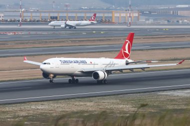 ISTANBUL, TURKEY - 15 Eylül 2021: Türk Havayolları Airbus 330-203 (CN 697) İstanbul Uluslararası Havaalanına iniyor.