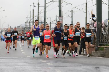 İSTANBUL, TURKEY - Kasım 07, 2021: 43 'te koşan sporcular. Bir yarışta iki kıtayı kapsayan İstanbul maratonu.
