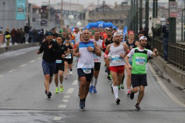 İSTANBUL, TURKEY - Kasım 07, 2021: 43 'te koşan sporcular. Bir yarışta iki kıtayı kapsayan İstanbul maratonu.