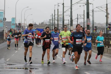 İSTANBUL, TURKEY - Kasım 07, 2021: 43 'te koşan sporcular. Bir yarışta iki kıtayı kapsayan İstanbul maratonu.