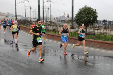 İSTANBUL, TURKEY - Kasım 07, 2021: 43 'te koşan sporcular. Bir yarışta iki kıtayı kapsayan İstanbul maratonu.