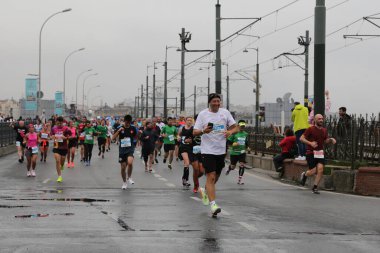 İSTANBUL, TURKEY - Kasım 07, 2021: 43 'te koşan sporcular. Bir yarışta iki kıtayı kapsayan İstanbul maratonu.