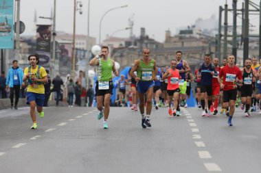 İSTANBUL, TURKEY - Kasım 07, 2021: 43 'te koşan sporcular. Bir yarışta iki kıtayı kapsayan İstanbul maratonu.