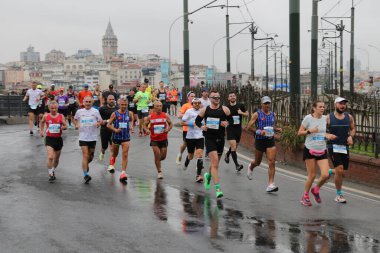 İSTANBUL, TURKEY - Kasım 07, 2021: 43 'te koşan sporcular. Bir yarışta iki kıtayı kapsayan İstanbul maratonu.