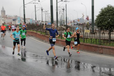 İSTANBUL, TURKEY - Kasım 07, 2021: 43 'te koşan sporcular. Bir yarışta iki kıtayı kapsayan İstanbul maratonu.