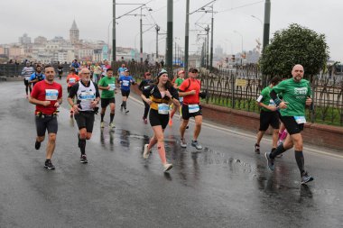 İSTANBUL, TURKEY - Kasım 07, 2021: 43 'te koşan sporcular. Bir yarışta iki kıtayı kapsayan İstanbul maratonu.