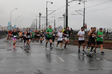 İSTANBUL, TURKEY - Kasım 07, 2021: 43 'te koşan sporcular. Bir yarışta iki kıtayı kapsayan İstanbul maratonu.