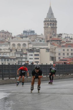 İSTANBUL, TURKEY - Kasım 07, 2021: 43 'te patenciler. Bir yarışta iki kıtayı kapsayan İstanbul maratonu.