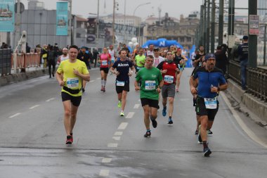 İSTANBUL, TURKEY - Kasım 07, 2021: 43 'te koşan sporcular. Bir yarışta iki kıtayı kapsayan İstanbul maratonu.