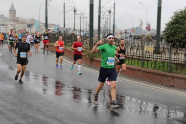 İSTANBUL, TURKEY - Kasım 07, 2021: 43 'te koşan sporcular. Bir yarışta iki kıtayı kapsayan İstanbul maratonu.