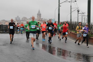 İSTANBUL, TURKEY - Kasım 07, 2021: 43 'te koşan sporcular. Bir yarışta iki kıtayı kapsayan İstanbul maratonu.