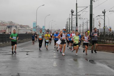 İSTANBUL, TURKEY - Kasım 07, 2021: 43 'te koşan sporcular. Bir yarışta iki kıtayı kapsayan İstanbul maratonu.