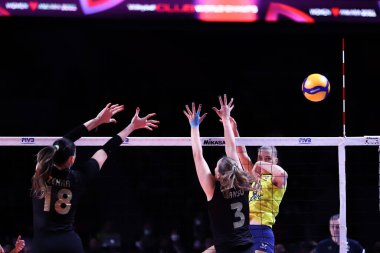 ANKARA, TURKEY - 18 Aralık 2021: Cansu Özbay ve Zehra Gunes, Fenerbahçe Opet vs Vakifbank Yarı Finali 'nde FiVB Voleybol Kadınlar Kulübü Dünya Şampiyonası' nda yarıştı