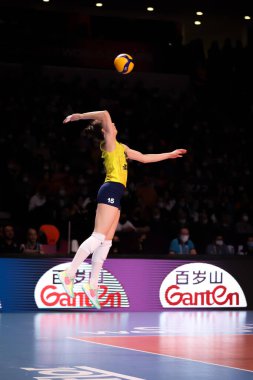 ANKARA, TURKEY - 18 Aralık 2021: Mina Popoviç, Fenerbahçe Opet vs Vakifbank Yarı final karşılaşmasında Beşli Voleybol Kadınlar Kulübü Dünya Şampiyonası 'nda görev yaptı