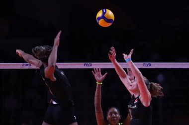 ANKARA, TURKEY - 18 Aralık 2021: Chiaka Ogbogu ve Cansu Özbay, Fenerbahçe Opet Vakıfbank Yarı Finali 'nin FIVB Voleybol Kadınlar Kulübü Dünya Şampiyonası karşılaşmasında