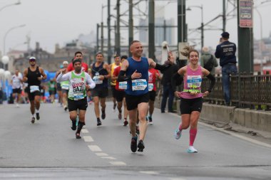 İSTANBUL, TURKEY - Kasım 07, 2021: 43 'te koşan sporcular. Bir yarışta iki kıtayı kapsayan İstanbul maratonu.