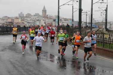 İSTANBUL, TURKEY - Kasım 07, 2021: 43 'te koşan sporcular. Bir yarışta iki kıtayı kapsayan İstanbul maratonu.