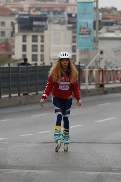 Istanbul Turkey November 2021 Skater Isztambuli Maraton Amely Két Kontinenst — Stock Fotó