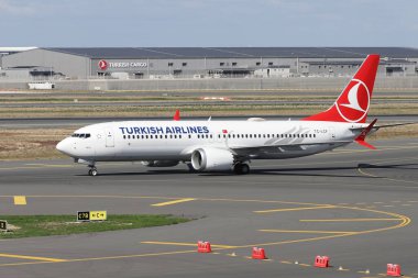 ISTANBUL, TURKEY - ECTOBER 05, 2021: Türk Havayolları Boeing 737-8MAX (CN 60037) İstanbul Uluslararası Havaalanına indi.