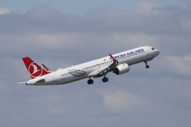 ISTANBUL, TURKEY - Ekim 05, 2021: Türk Havayolları Airbus A321-271NX (CN 10346) İstanbul Uluslararası Havalimanı 'ndan havalandı.