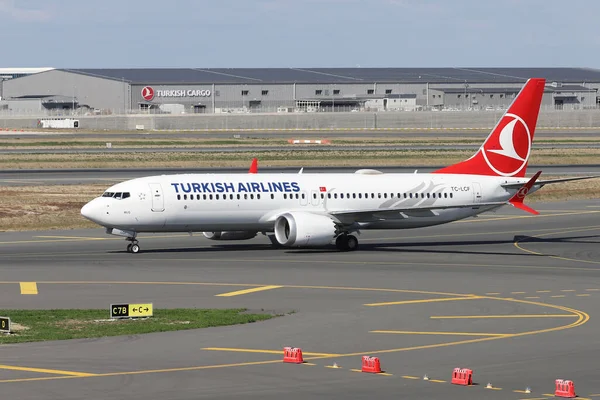 ISTANBUL, TURKEY - ECTOBER 05, 2021: Türk Havayolları Boeing 737-8MAX (CN 60037) İstanbul Uluslararası Havaalanına indi.