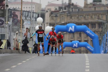 İSTANBUL, TURKEY - Kasım 07, 2021: 43 'te patenciler. Bir yarışta iki kıtayı kapsayan İstanbul maratonu.