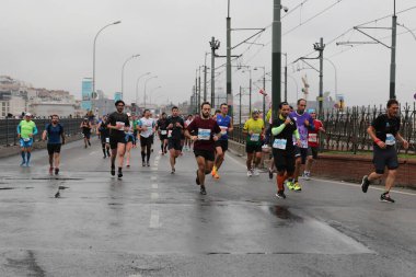 İSTANBUL, TURKEY - Kasım 07, 2021: 43 'te koşan sporcular. Bir yarışta iki kıtayı kapsayan İstanbul maratonu.