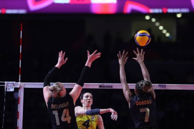 ANKARA, TURKEY - 18 Aralık 2021: Chiaka Ogbogu ve Michelle Bartsch Hackley, Fenerbahçe Opet Vakıfbank Yarı Finali 'nde FiVB Voleybol Kadınlar Kulübü Dünya Şampiyonası' nda yarıştı