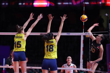 ANKARA, TURKEY - 18 Aralık 2021: Mina Popoviç ve Buse Unal, Fenerbahçe Opet - Vakıfbank Yarı Finali Dünya Voleybol Kadınlar Kulübü Şampiyonası karşılaşmasında yarıştı
