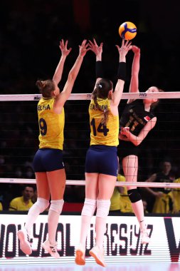 ANKARA, TURKEY - 18 Aralık 2021: Meliha İsmail oğlu ve Eda Erdem Dundar, Fenerbahçe Opet - Vakıfbank Yarı Finali Dünya Voleybol Kadınlar Kulübü Dünya Şampiyonası karşılaşmasında eylem halindeler