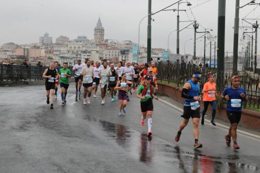 İSTANBUL, TURKEY - Kasım 07, 2021: 43 'te koşan sporcular. Bir yarışta iki kıtayı kapsayan İstanbul maratonu.