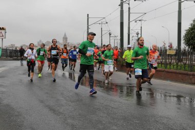 İSTANBUL, TURKEY - Kasım 07, 2021: 43 'te koşan sporcular. Bir yarışta iki kıtayı kapsayan İstanbul maratonu.
