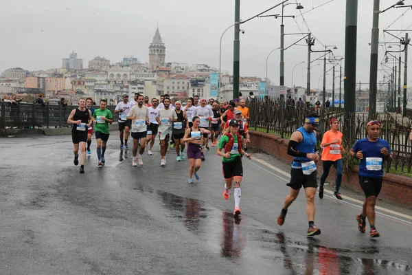 İSTANBUL, TURKEY - Kasım 07, 2021: 43 'te koşan sporcular. Bir yarışta iki kıtayı kapsayan İstanbul maratonu.