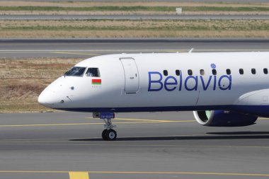 ISTANBUL, TURKEY - ECTOBER 05, 2021: Belavia Embraer 195-E2 (CN 20053) İstanbul Uluslararası Havaalanına iniyor.