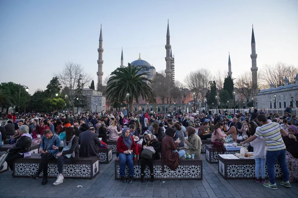 Istanbul Turquia Abril 2022 Pessoas Estão Esperando Para Quebrar Jejum — Fotografia de Stock