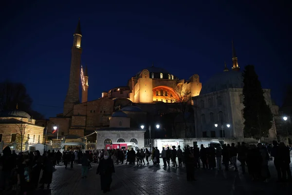 Istanbul Turkey エイプリル09 2022 ラマダーン中にスルタナメット広場で断食を破るのを人々は待っています — ストック写真