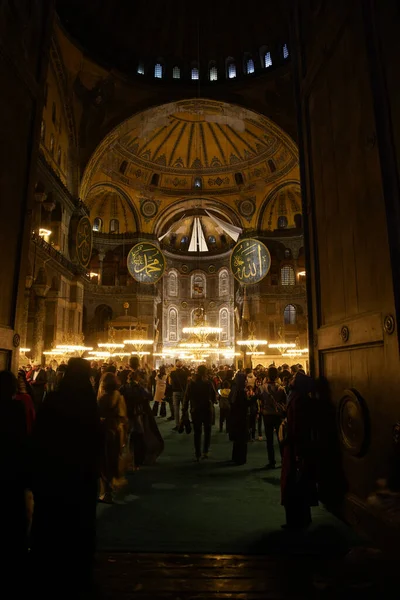 İSTANBUL, TURKEY - 09 Nisan 2022: İnsanlar ramazanda oruç tuttuktan sonra dua etmek için Ayasofya Camii 'ni ziyaret ediyorlar.