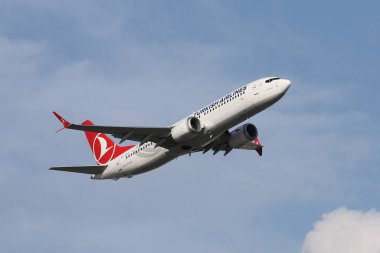 ISTANBUL, TURKEY - 16 Ekim 2021: Türk Hava Yolları Boeing 737-8MAX (CN 60038) İstanbul Uluslararası Havalimanı 'na iniş sırasında turu.