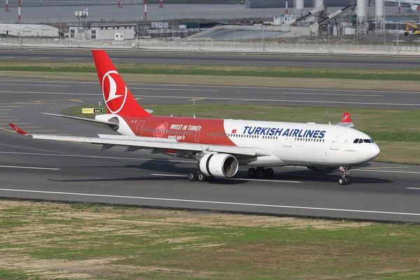 Istanbul Turkey Οκτωβριου 2021 Turkish Airlines Επενδύστε Στην Τουρκία Λίβερυ — Φωτογραφία Αρχείου