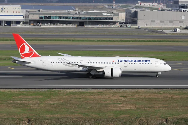 ISTANBUL, TURKEY - 16 Ekim 2021: Türk Hava Yolları Boeing 787-9 (CN 65807) İstanbul Uluslararası Havaalanına iniyor.