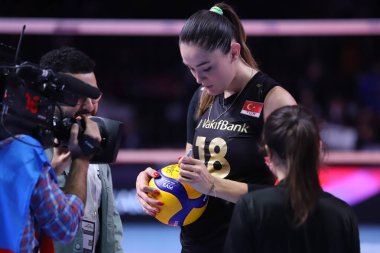ANKARA, TURKEY - 18 Aralık 2021: Zehra Gunes, Fenerbahçe Opet 'e karşı Vakıfbank Yarı final maçı olan Beşli Voleybol Kadınlar Kulübü Dünya Şampiyonası' nın ardından top imzalıyor