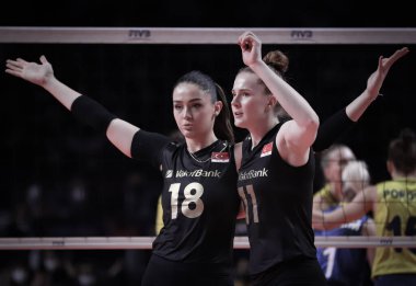 ANKARA, TURKEY - 18 Aralık 2021 Fenerbahçe Opet 'te Isabelle Haak ve Cansu Özbay, Beşli Voleybol Kadınlar Kulübü Dünya Şampiyonası Vakfı Yarı Finali' ne karşı