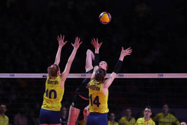 ANKARA, TURKEY - 18 Aralık 2021: Eda Erdem Dundar ve Arina Fedorovtseva, Fenerbahçe Opet vs Vakifbank Yarı Finali 'nde FiVB Voleybol Kadınlar Kulübü Dünya Şampiyonası' nda yarıştı